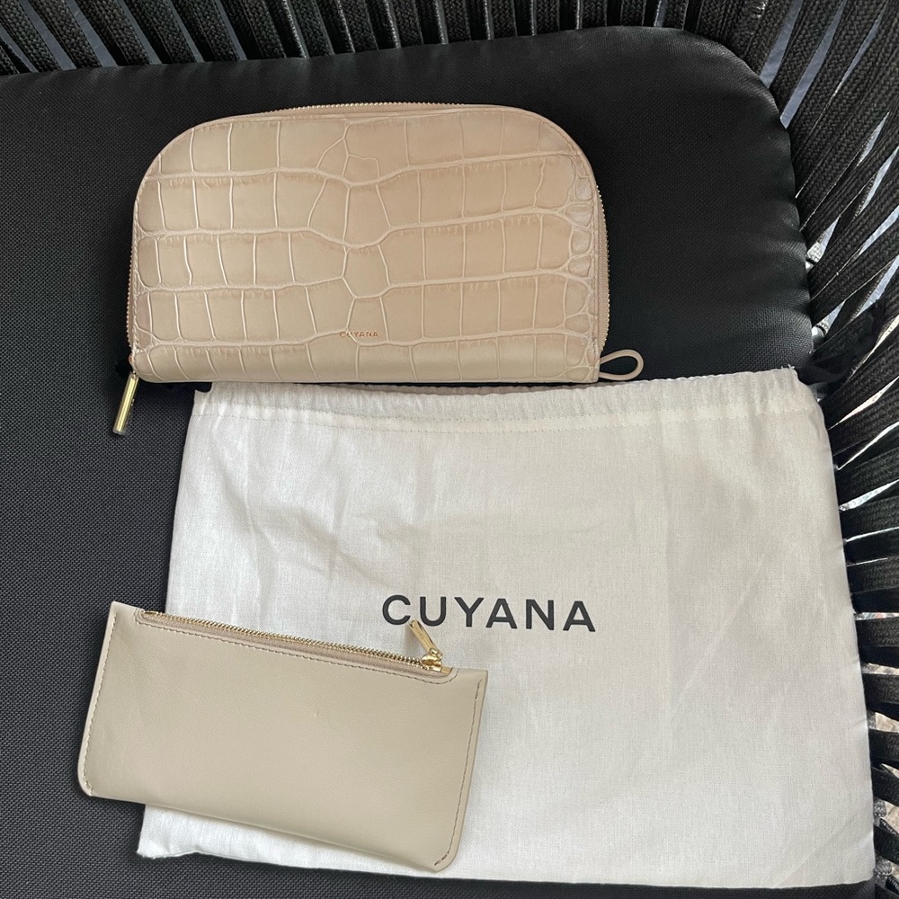 Cuyana croc zip duo wallet in stone